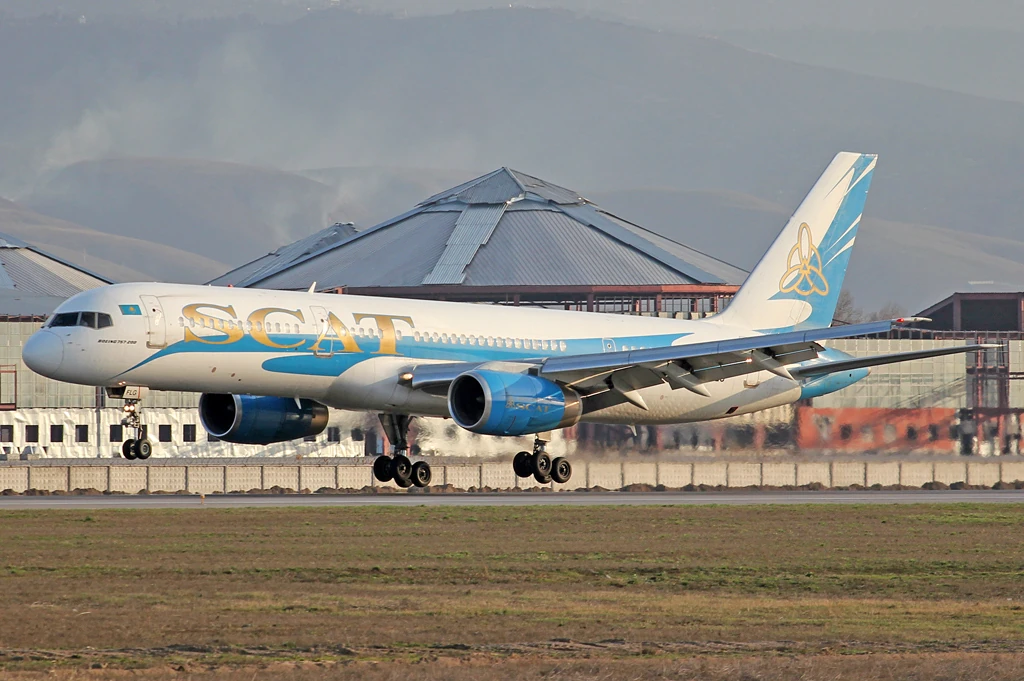 Boeing 757-200 SCAT LY-FLG